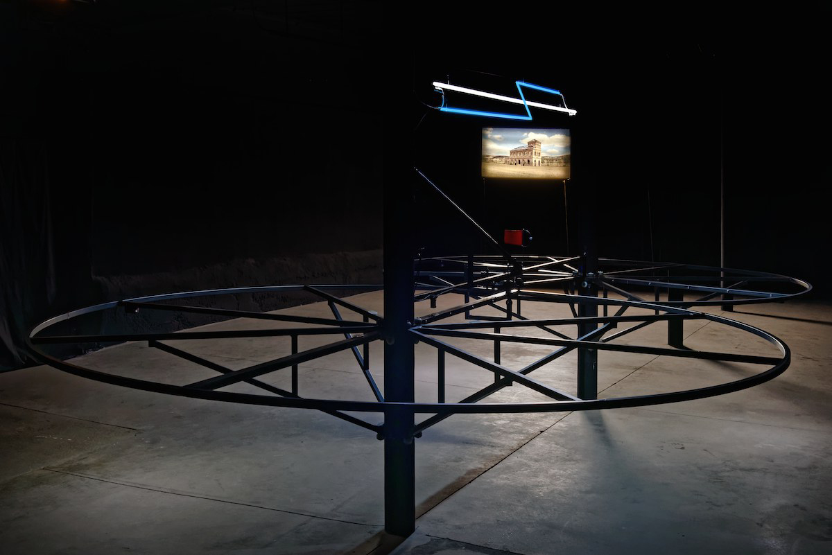 Les requins nagent à reculons